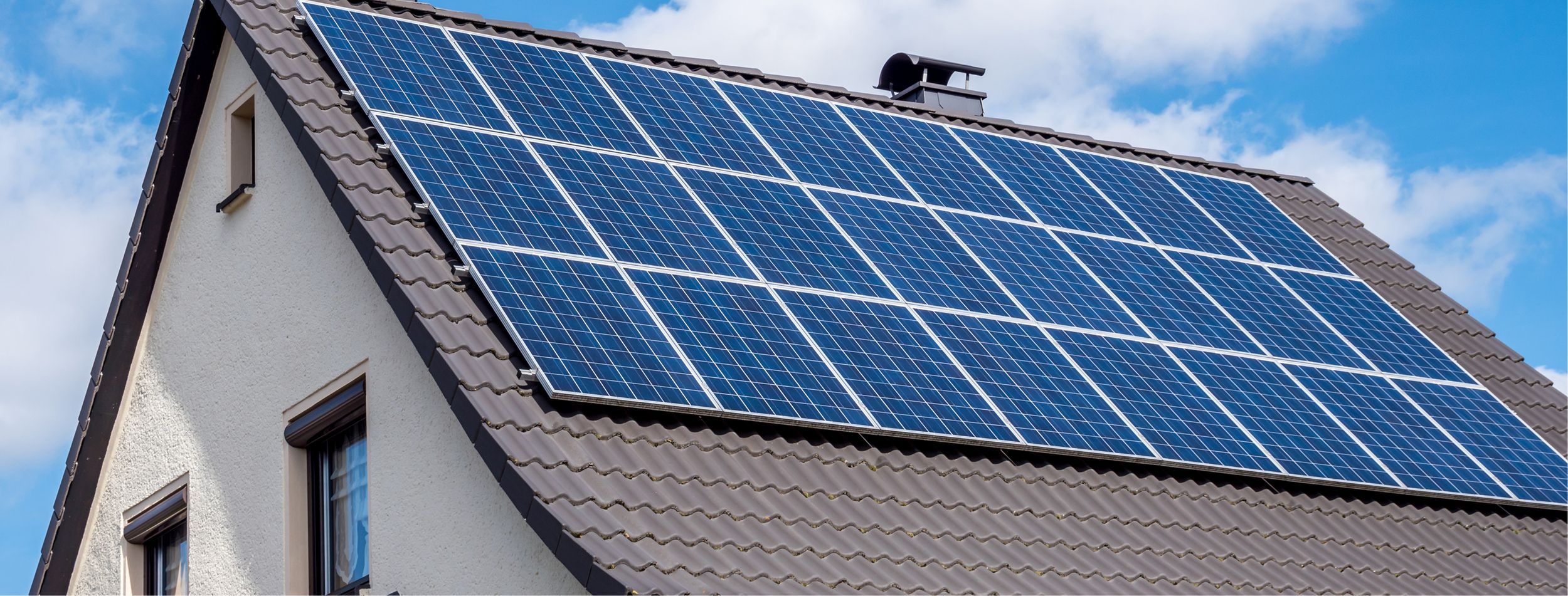 Dach mit einer Photovoltaikanlage